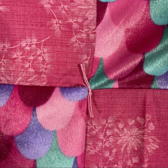 Handcrafted Lap Quilt, Cute pink Pattern Tied. 44" Wide and 48" Long. New cond! - Picture 5 of 5